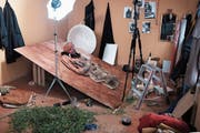 Unheimlich und faszinierend: Blick in das Atelier von Nathalie Bissig. Dort entstehen die Figuren (links), die historischen Bildern nachempfunden sind (oben rechts). (Bild: Bilder: PD)