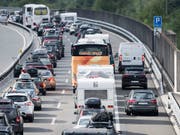 Am Samstag stauten sich die Autos Richtung Süden zeitweise auf über elf Kilometern. (Bild: KEYSTONE/URS FLUEELER)