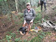 Herrchen Engelbert Lander aus Rothenthurm freut sich mit seinem Hund Falco, der die 1000-Meter-Schweissprüfung geschafft und dafür einen Zweig erhalten hat. (Bild: Charly Keiser (Gottschalkenberg, 22. Juli 2018))