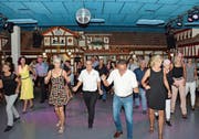 Adrett gekleidet und sicher in der Bewegung schwingen Besucherinnen und Besucher das Tanzbein. (Bilder: Christoph Heer)