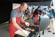 Benno Lang aus Hellbühl in seinem Element am Grill. (Bilder: Sepp Odermatt (Buochs, 21. Juli 2018))