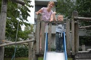 Agnieszka Rydzenska vergnügt sich mit ihrem Sohn Edwin auf dem Spielplatz im Lindenpark.