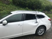 Das Auto wurde beim Steinschlag beschädigt. (Bild: Kantonspolizei Uri (Urnerboden, 21. Juli 2018)