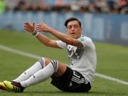 Wurde nach Deutschlands frühem WM-Out zu einem der Hauptschuldigen «erklärt»: Mesut Özil (Bild: KEYSTONE/EPA/SERGEI ILNITSKY)