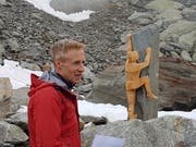 Bildhauer Hans Gisler bei der Enthüllungsfeier seiner Skulptur, die bei der Sidelenhütte im Furkagebiet zu bewundern ist. (Bild: Bernhard Gisler, Realp, 21. Juli 2018)