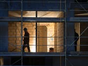 Auch auf dem Bau: Schweizer Behörden sanktionieren im Schnitt jeden Tag zehn Firmen wegen Verstössen gegen den Lohnschutz. Betroffen sind viele ausländische Klein- und Einmannbetriebe. (Bild: KEYSTONE/GAETAN BALLY)