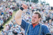 Diese Jubelgeste kennen wir: Joel Wicki siegte am Sonntag beim Menzberg-Schwinget. (Urs Flüeler/Keystone (Rigi-Staffel, 22. Juli 2018))