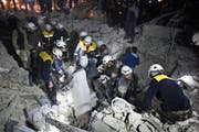   Syrian white helmets during a recovery job in a bombed house in Idlib. (Photo: AP, January 7, 2018) 