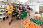 Die Food-Zentrale des Kantonslagers in Escholzmatt. Im Bild, von links: Die Familie Hofstetter mit Walter alias Hööggli, Nadia alias Marea, Yvonne und Simon. (Bild: Eveline Beerkircher, 19. Juli 2018)