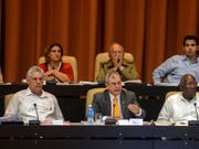 Kubas Staatschef Miguel Díaz-Canel (links) zeigte sich am Sonntag in Havanna über die Reform der Verfassung seines Landes sehr zufrieden. (Bild: KEYSTONE/AP Agencia Cubana De Noticias/ABEL PADRON)