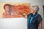 Monika Schweiter beim Bild «Frau in Rot», eines der Werke, welches noch bis Ende Jahr in der «Alpenrose» ausgestellt ist. (Bild: Adi Lippuner)