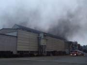 In einer Giesserei in Schafisheim AG brach am Sonntagmorgen ein Brand aus. Die Feuerwehr konnte den Brand den rasch löschen. Die Rauchsäule war von weitem zu sehen. (Bild: Kantonspolizei Aargau)