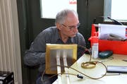 Michael Suter bringt auch diese Stehlampe wieder zum Strahlen.