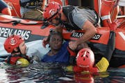 Rettungskräfte des Schiffs Open Arms ziehen die 40-jährige Josefa aus dem Wasser. (Bild: Pau Barrena/AFP (17. Juli 2018))