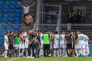 Die Espen lassen sich nach dem 2-1-Siegtreffer vor der Fankurve der St.Galler feiern. (Bild: Keystone)