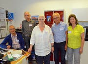 Das Reparatutti-Team vom B’treff. Von links: Angelo Talamona, Michael Suter, Ilka Wälchli, Walter Salis und Eva Chillante. Bilder: Christoph Heer