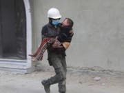 Retter der Weisshelme in Aktion in Ghuta östlich der syrischen Hauptstadt Damaskus (Aufnahme vom Februar 2018). (Bild: KEYSTONE/AP Syrian Civil Defense White Helmets/UNCREDITED)