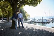 Federica de Cesco und ihr Mann Kazuyuki Kitamura am Carl-Spitteler-Quai, wo ein neues Restaurant entstehen soll. (Bild: Jakob Ineichen (18. Juli 2018))