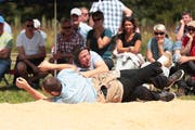 Unter anderem bezwang Remo Betschart (mit Ohrenschutz) den Schwinger Daniel Grab aus Steinerberg. (Bild: Roger Zbinden)