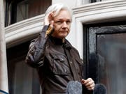 Wikileaks-Gründer Julian Assange lebt seit 2012 in der Botschaft Ecuadors in London. In mehreren Ländern eröffnete die Justiz Ermittlungsverfahren gegen ihn. (Bild: KEYSTONE/AP/FRANK AUGSTEIN)