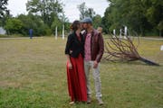 Die zwei frisch Vermählten Nadin Bill und Christoph Wyss küssen sich bei ihrer Hochzeit im Murg-Auen-Park. (Bilder: Viola Stäheli)