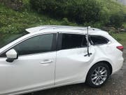   The rental car of a Norwegian was hit in the Urnerboden region by a falling stone. (Photo: Uri, cantonal police) 