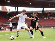 Hielt sich Thun mit etwas Glück vom Leib: der FC Zürich, hier Toni Domgjoni im Duell mit Stefan Glarner (Bild: KEYSTONE/ENNIO LEANZA)