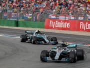 Lewis Hamilton liegt vor seinem Teamkollegen Valtteri Bottas und feiert seinen 66. GP-Sieg (Bild: KEYSTONE/EPA/RONALD WITTEK)