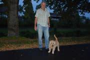 Karl Angern und sein Begleiter Mickey auf ihrem Abendspaziergang an der Murg.