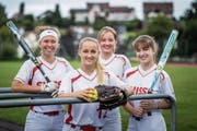 Stolz, das Nationaltrikot tragen zu dürfen: Josianne Entner, Kimberly und Michelle Zehnder sowie Sophie Klement (von links). (Bild: Michel Canonica)