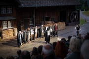 Krabat (rechts) bemerkt erst mit der Zeit, dass der Meister seine Schüler nicht nur im Müllershandwerk, sondern auch in schwarzer Magie ausbildet. (Bild: Christian Regg).