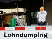 Fast 20'000 Mal hielten Firmen die Lohnschutzbestimmungen in der Schweiz nicht ein in den letzten fünf Jahren. 1400 Sünder sind derzeit vom Markt ausgeschlossen. (Bild: KEYSTONE/STEFFEN SCHMIDT)