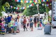Viele Besucher, unter ihnen viele Kinder, strömen aufs Gelände des Pachamama Festival in Märstetten. (Bild: Andrea Stalder)