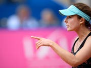 Alizé Cornet zeigt die Richtung an - so gehts im Ranking für die einstige Nummer 11 der Welt wieder nach oben (Bild: KEYSTONE/ANTHONY ANEX)