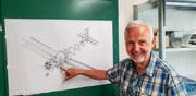 Karl «Charly» Kistler mit dem Bauplan vom Flugzeug RV12, welches bisher von der Firma Vans Aircraft über 1000 mal verkauft wurde. (Bilder: Roland P. Poschung)
