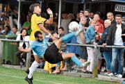 Artistik im Final: Luca Di Benedetto vom FC Rorschach-Goldach 17 führt gegen den verdutzten Widnauer Sandro Hutter einen Fallrückzieher vor. (Bild: Bilder: Yves Solenthaler)