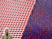 Ideen für neue Verpackungen braucht er nicht, der Künstler Christo, im Bild vor seinem Mammut-Projekt «London Mastaba». (Bild: KEYSTONE/AP PA/DOMINIC LIPINSKI)