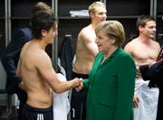   The world was still in order for Mesut Özil and all the Germans The strength of integration of the national team held up : Turkish-German footballer meets Angela Merkel after a match against Turkey in 2010 in Berlin. (Photo: APA) 