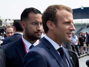 Sicherheitsmann Alexandre Benalla (links) hinter Präsident Emmanuel Macron während der Feierlichkeiten zum 14. Juli 2018 in Paris. (Bild: KEYSTONE/EPA REUTERS POOL/PHILIPPE WOJAZER / POOL)