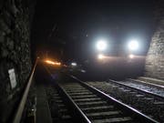 Im Lötschberg-Scheiteltunnel auf der Bergstrecke zwischen Kandersteg BE und Goppenstein VS wird ab August das alte Schotterbett durch eine Beton-Fahrbahn ersetzt. (Bild: Keystone/Gaetan Bally)