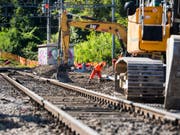 Das SBB-Netz gleicht diesen Sommer einer grossen Baustelle. Besonders in der Romandie müssen Reisende auf gewissen Strecken mit Einschränkungen rechnen. In einer ersten Zwischenbilanz stellen sich die SBB ein gutes Zeugnis aus. (Bild: Keystone/JEAN-CHRISTOPHE BOTT)