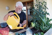 Paul Ackermann erledigt auf Wunsch verschiedene Arbeiten im Haus und Garten. (Bild: Susi Miara)