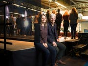Gerda Wurzenberger (l) und Richard Reich (r) betreiben das Junge Literaturlabor (JULL) in Zürich und leiten das Projekt Schulhausroman. Seit 2018 schreiben Schulklassen in der ganzen Schweiz solche Romane und präsentieren sie der Öffentlichkeit wie hier in Dübendorf. (Bild: Keystone/GAETAN BALLY)