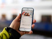 Das Check-In-Ticket ist bei den Passagieren des Zürcher Verkehrsverbunds ZVV beliebt. Seit der Einführung Anfang April wurden rund 37'000 Tickets verkauf; der ZVV zählt etwa 4000 aktive Kunden. (Bild: KEYSTONE/WALTER BIERI)