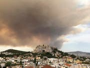 Rauch des Waldbrands über Athen: Blick auf die Akropolis. (Bild: KEYSTONE/AP/THEODORA TONGAS)