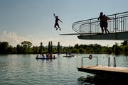 Der Sprung ins kühle Nass ist im Strandbad Sursee derzeit nur vom Vier-Meter-Sprungbrett möglich. Die anderen Sprungbretter sind wegen des tiefen Wasserstands gesperrt. (Bild: Pius Amrein, 16. Juni 2013)