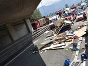 Der Wohnaufbau des Fahrzeugs wurde zerstört und der Inhalt landete auf der Autobahn. (Bild: Kapo GR)