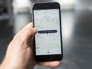   Car service via Uber App. The Zurich Social Security Court has not decided whether drivers are independent or dependent. (Image: KEYSTONE / CHRISTIAN BEUTLER) 