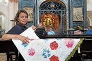 Vreni Zwimpfer mit ihrem Kleid für die Schwarze Madonna im Kloster Einsiedeln. (Bild: Corinne Glanzmann (6. Juli 2018))