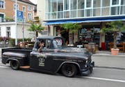 Der Chef darf mitfahren: Stephan Münger von Capo’s Burger House geniesst die bewundernden Blicke im 1957er Chevrolet Pick Up. (Bild: Christoph Heer)